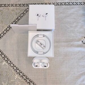 Apple White Wireless Earbuds with Charging Cable